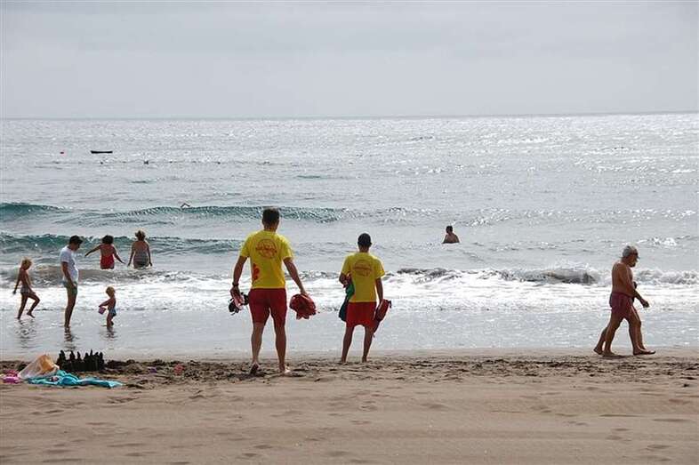 Imagen de archivo de un socorrista en la playa de Salinetas (Foto TA)